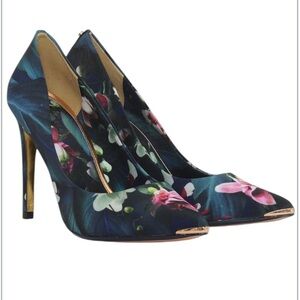 Ted Baker London
Ted Baker's Neevo 3 Floral
Satin Heels SizeEU 37, US 6.5